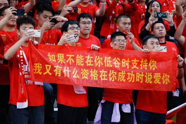 卡拉格对阿森纳追逐维尼修斯的看法：疑虑与期待并存